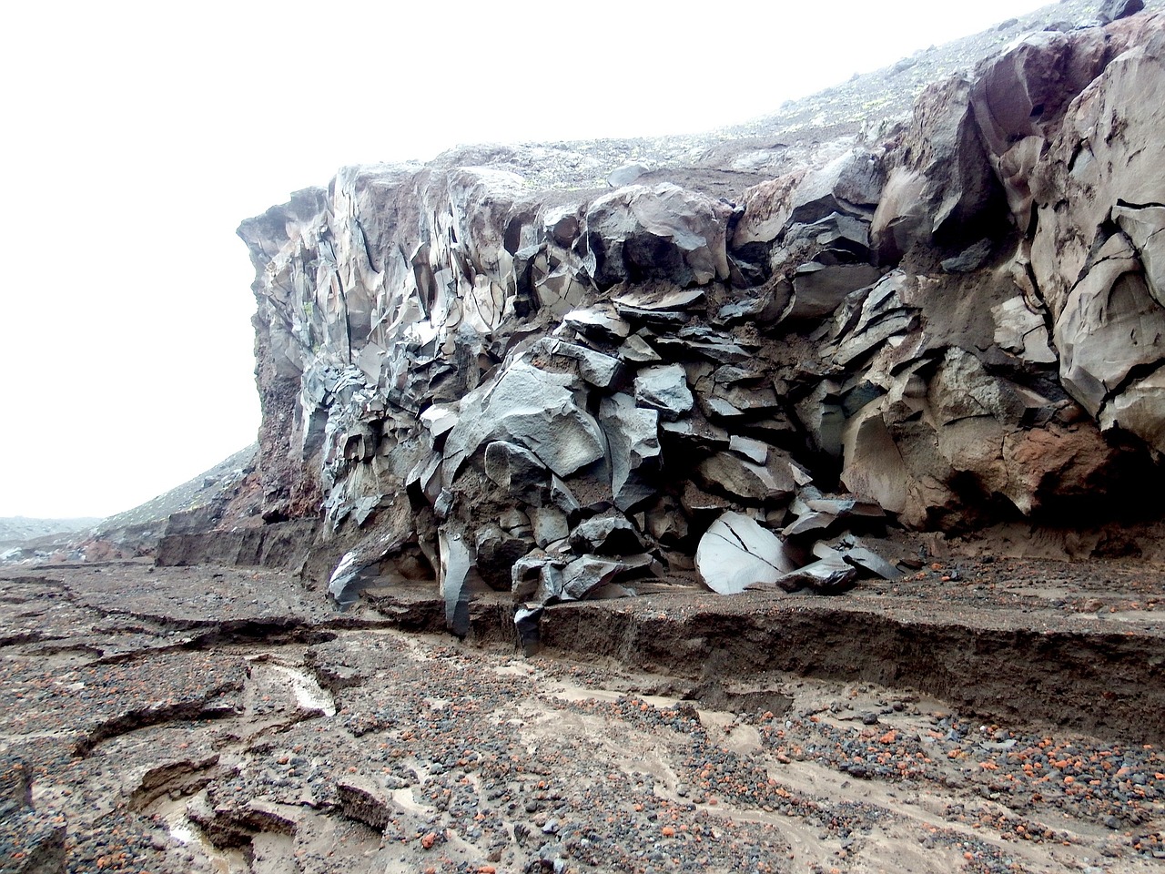 细小火山石能否用作鱼缸底砂？ 印尼三纹虎 第2张