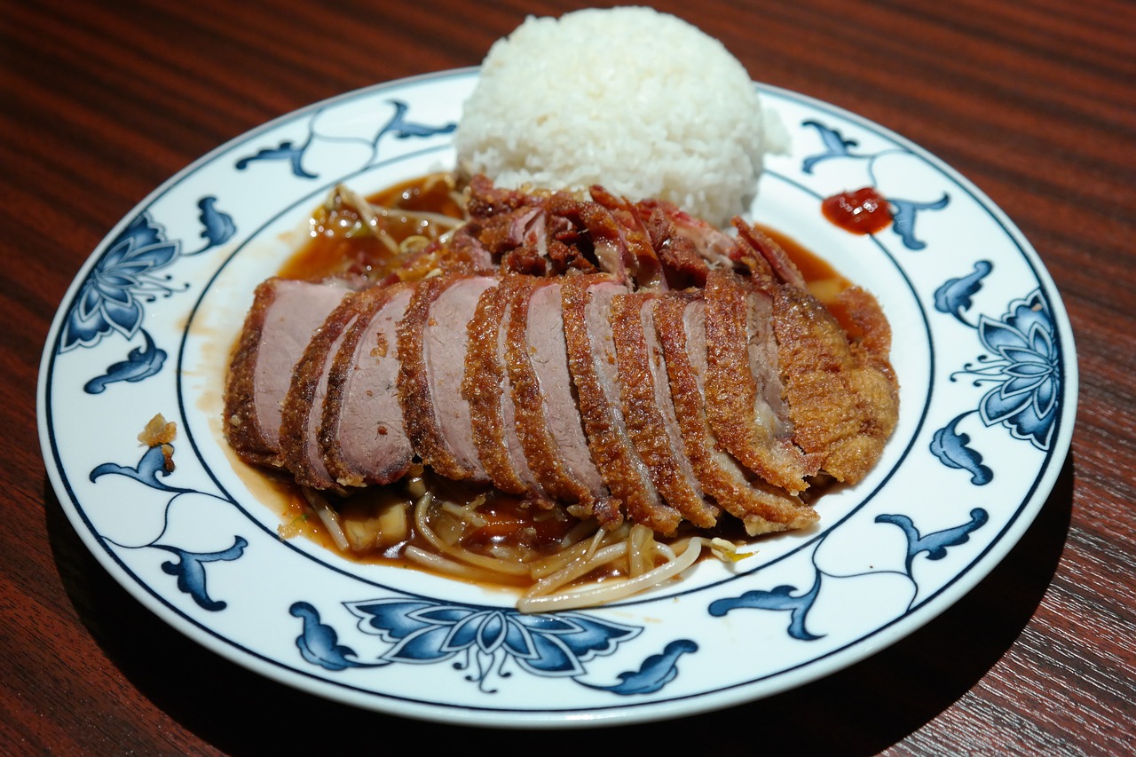 龙鱼吃鸭子的视频（龙鱼吃鸭子的视频大全） 观赏鱼市场（混养鱼） 第1张