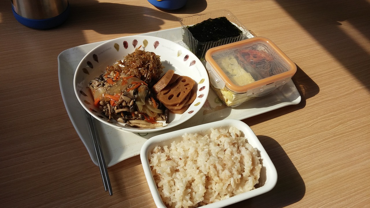 钓罗非鱼吃剩饭吗，罗非鱼吃剩饭吗，自制鱼饵的步骤 垂钓乐园 第3张