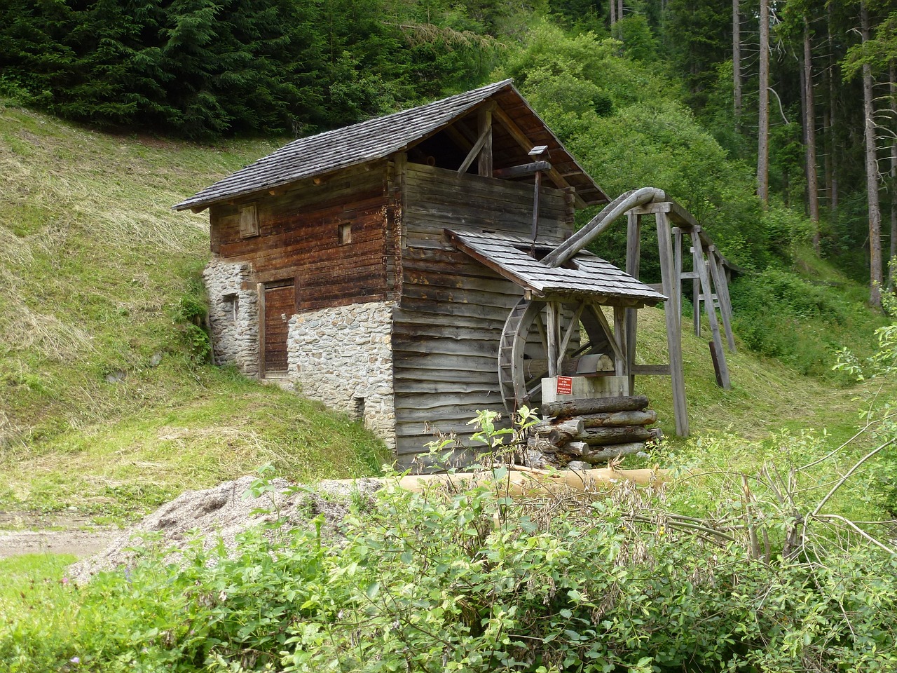 农村庭院假山水池制作步骤（2米庭院鱼池建造全过程） 广州景观设计 第2张