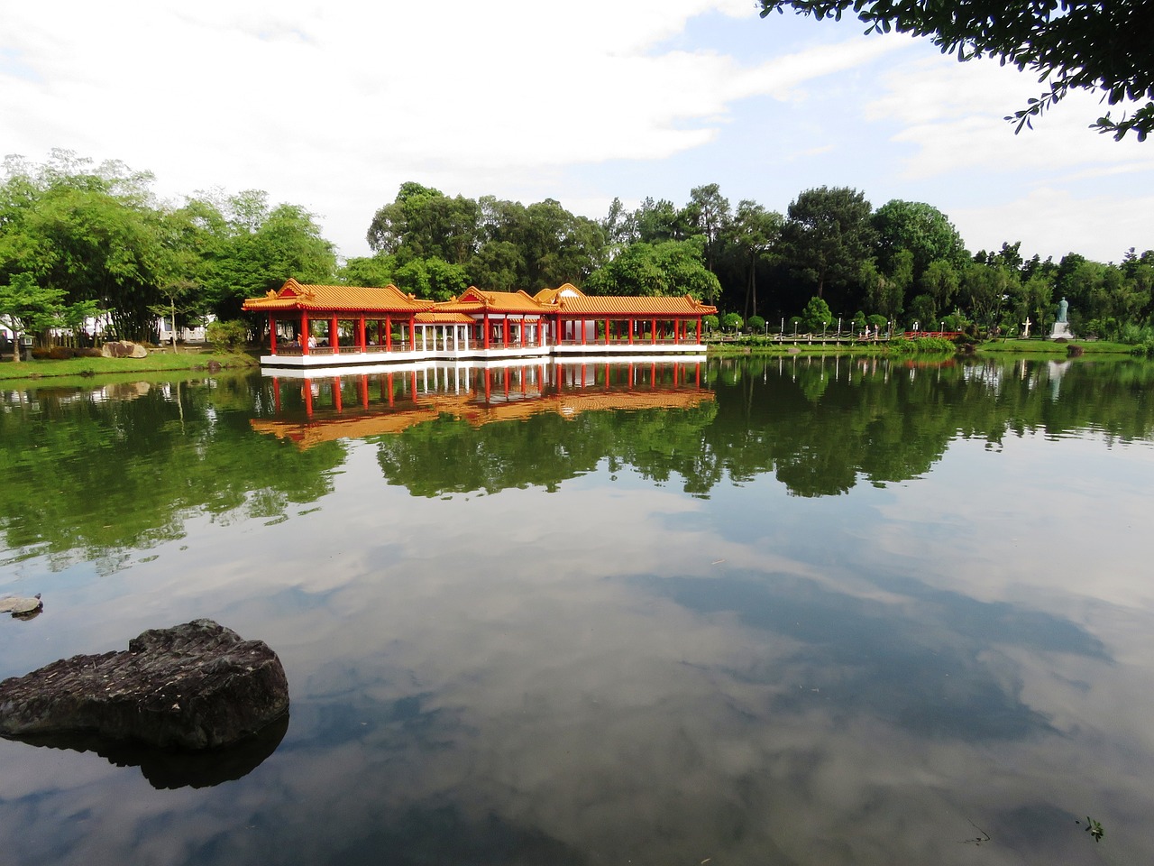 庭院鱼池造价和案例的区别（鱼池造价工程师） 广州景观设计 第2张