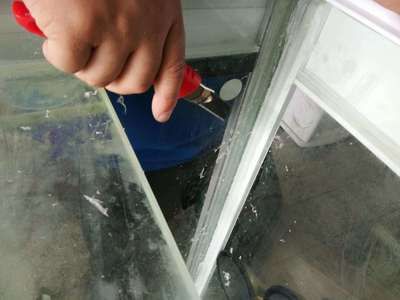 玻璃鱼缸漏水用什么胶粘好：玻璃鱼缸漏水怎么办？ 鱼缸 第2张