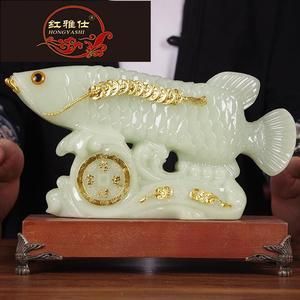 玉石金龙鱼摆件的寓意和象征意义：玉石雕刻金龙鱼最常见的寓意是富贵吉祥，“龙”寓意“吉祥”