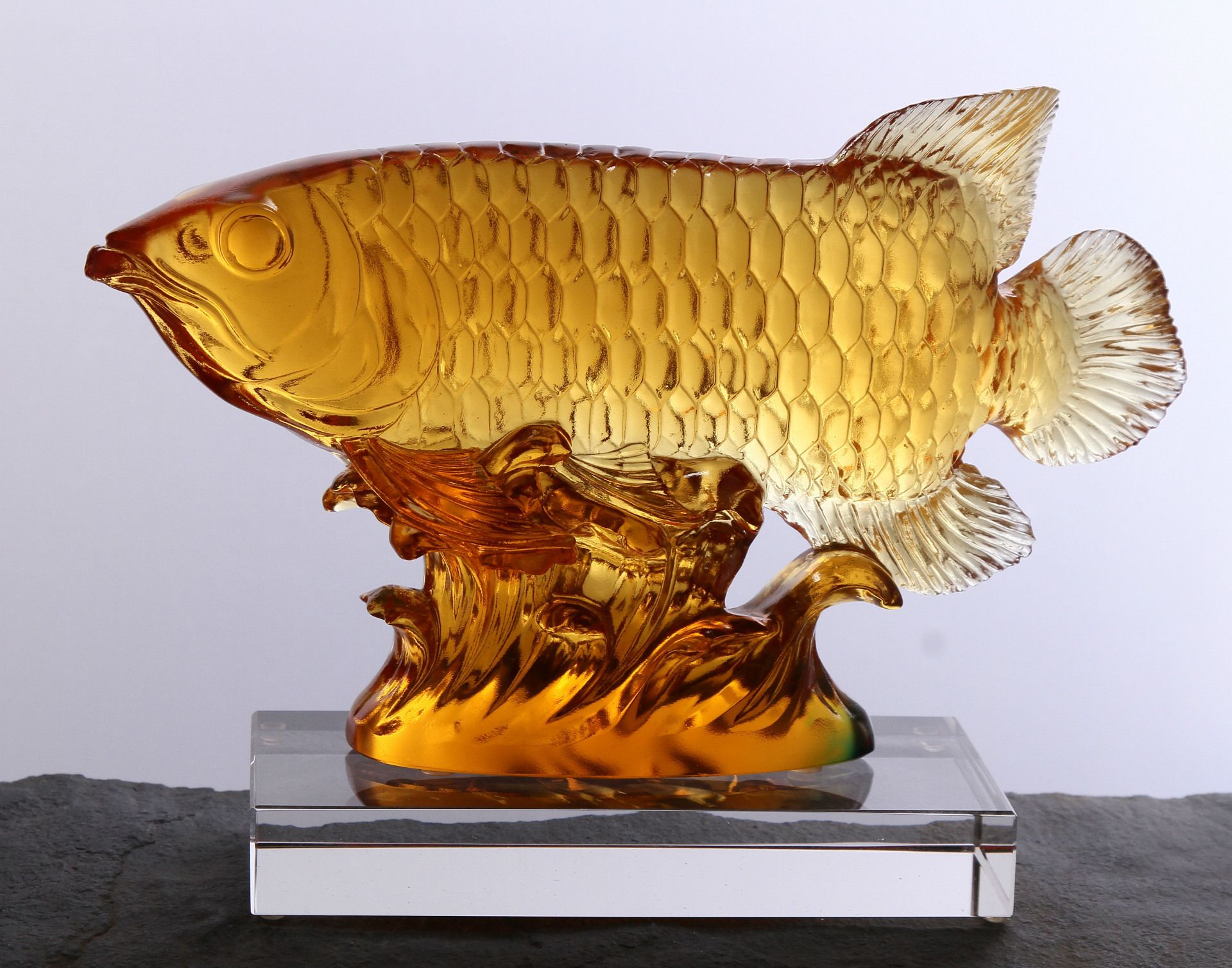 石雕金龙鱼摆件：石雕金龙鱼摆件是一种富有中国传统特色的工艺品