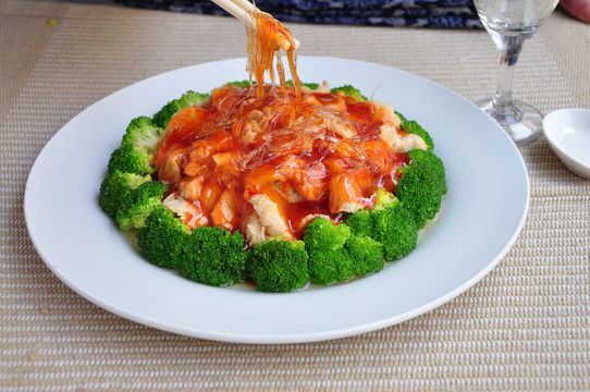 为什么红龙鱼那么贵：飞龙鱼翅猴头菇是中国传统美食中的一道豪华菜品，融合多种珍贵食材 龙鱼百科 第2张