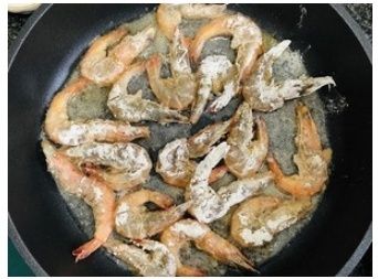 金龙鱼吃虾吗怎么吃的：关于金龙鱼吃虾的一些详细信息 龙鱼百科 第2张