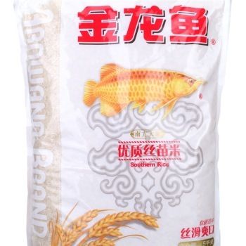 金龙鱼20cm鱼苗饮食喜好和注意事项：金龙鱼20cm鱼苗在饲养过程中需要注意以下几点