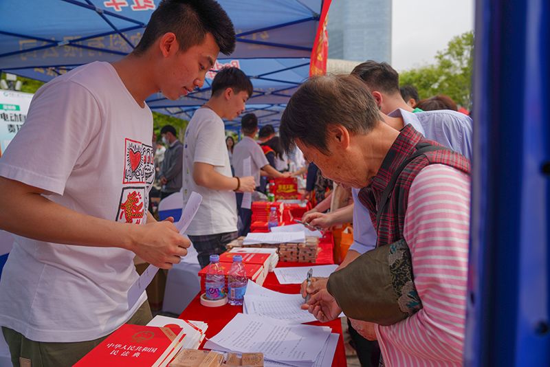 金龙鱼食用油的瓶底中央有一个形状如油滴般的标志是假货：如何辨别金龙鱼食用油的真伪 龙鱼百科 第3张