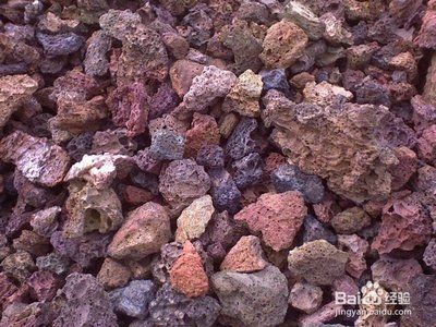 龙鱼缸放火山石的好处（火山石在龙鱼缸中扮演着多重角色以下是其主要优点）