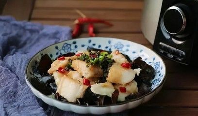 龙鱼喂大块还是小块（决定喂食龙鱼大块或小块食物时需要考虑多个因素）