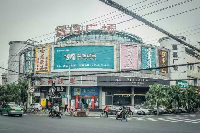 成都市金龙鱼港酒店地址（成都热门酒店预订攻略） 龙鱼百科 第1张