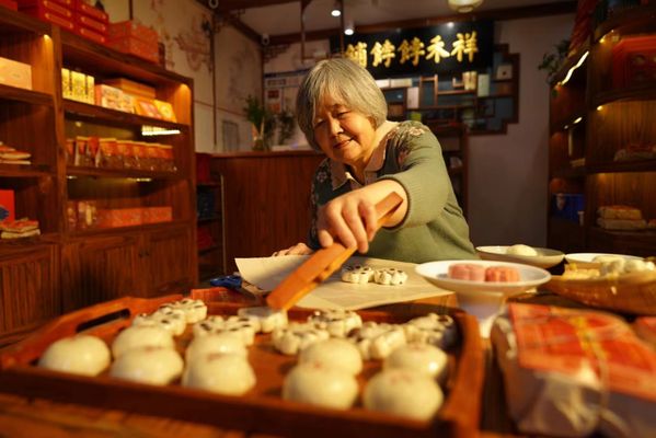 祥禾饽饽铺的传统糕点制作过程，祥禾饽饽铺匠人精神体现,传统糕点手工技艺传承,贵妃饼酥皮制作秘诀 观赏鱼市场（混养鱼） 第3张