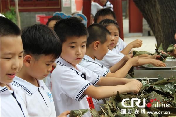 龙鱼喂食活鱼怎样消毒杀菌：龙鱼在喂食活鱼之前需要对鱼进行消毒杀菌处理 水族问答 第2张